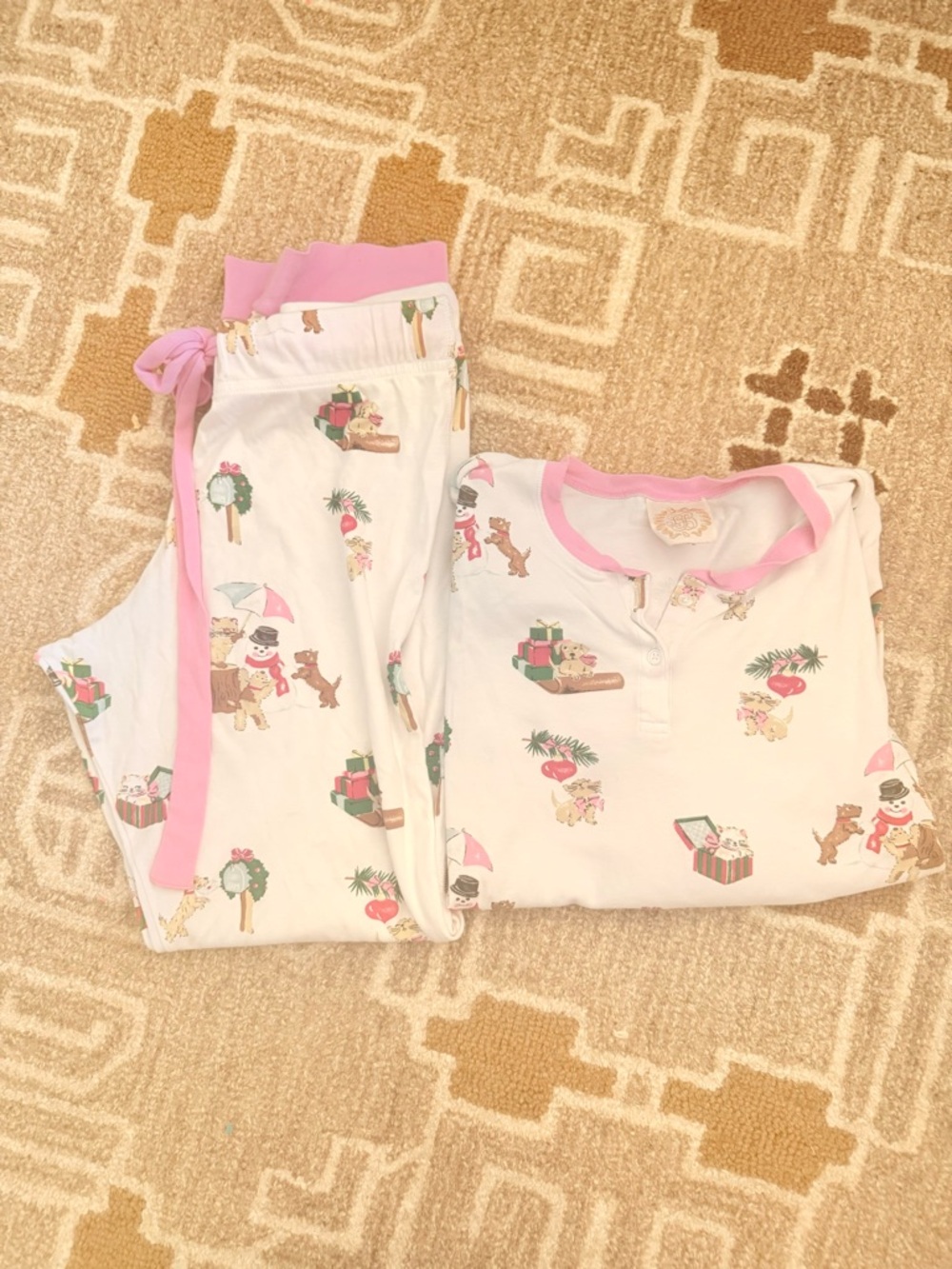 The Beaufort Bonnet Company White and Pink Holiday Print Pajama Set